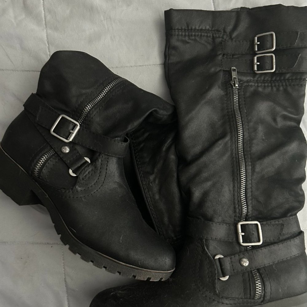BLACK BOOTS